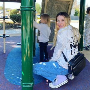 Niedliches Duo: Emma Roberts spielt mit Sohn Rhodes im Park