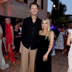 Emma Roberts und ihr Verlobter Cody John genießen Dinner