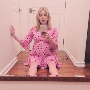 Süßes Kleidchen: Emma Robert präsentiert ihren Babybauch