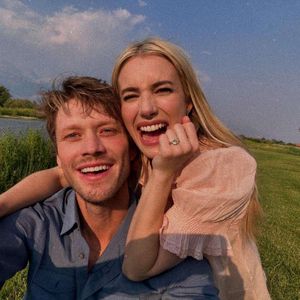 Emma Roberts und Cody John geben ihre Verlobung bekannt!