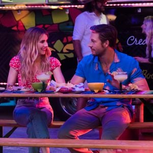 Datet Emma Roberts ihren "Holidate"-Kollegen Luke Bracey?