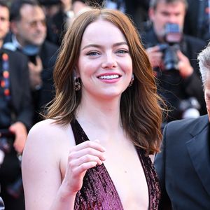 Tiefer Ausschnitt: So elegant strahlt Emma Stone in Cannes