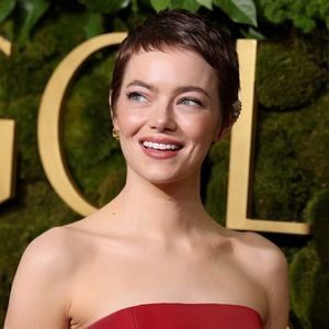 Emma Stone überrascht bei Golden Globes 2025 mit Pixie-Cut