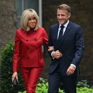 Roter Hosenanzug: Brigitte Macron zieht alle Blicke auf sich
