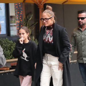 Wie Normalos: Jennifer Lopez und Tochter stehen Schlange