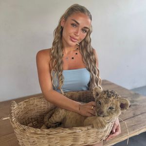 Emmy Russ kuschelt in Thailand mit neugeborenen Löwenbabys