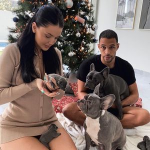 Ach Gottchen! Simon Desue und Enisa haben jetzt Hundewelpen