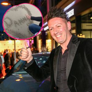 Erstes Liebesstatement: Ennesto schreibt "Danni" in den Sand