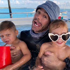 Goldig! Enrique Iglesias teilt seltenes Selfie mit den Twins