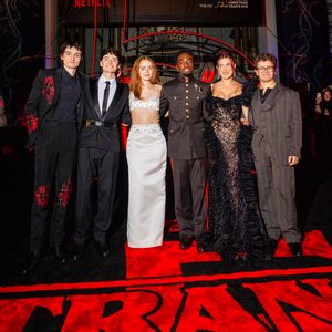 Der "Stranger Things"-Cast schaut das große Finale gemeinsam