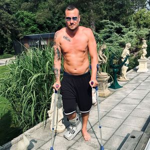 Nach rätselhaftem Unfall: Eric Sindermann läuft auf Krücken