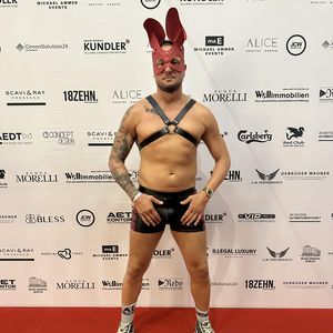 Fetisch-Outfit: Eric Sindermann fliegt bei einem Event raus!