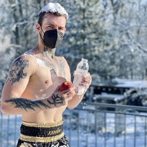 "Immunsystem stärken": Eric Stehfest halbnackt im Schnee