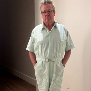 Eric Stonestreet zeigt seine Abnehm-Verwandlung im Jumpsuit