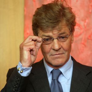 Ernst August von Hannover geht nach einem Sturz am Rollator