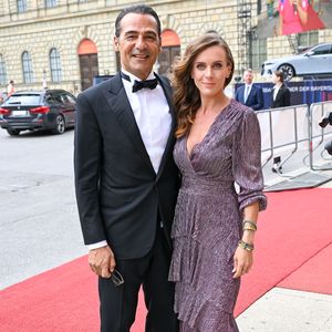 Erol Sander und seine Freundin Rebecca schweben im Babyglück