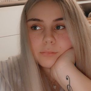 Schmerzhaft! Estefania Wollny reißt sich ihren Kunstnagel ab
