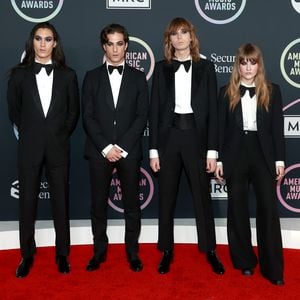 Ungewohnt brav: Måneskin mit Anzug und Fliege auf Red Carpet