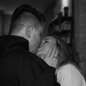 Kurz nach Geburt: Eugen teilt süßes Knutschfoto mit Dagi Bee
