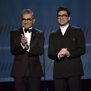 Dieses Vater-Sohn-Duo moderiert die Emmy-Verleihung 2024