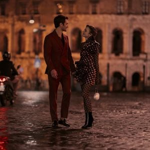 Romantische Szene: Lily Collins am "Emily in Paris"-Set