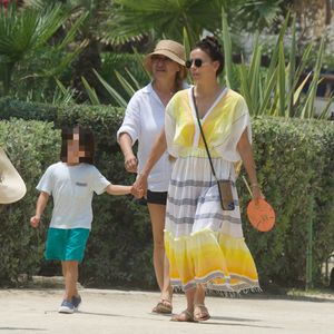 Eva Longoria genießt einen Strandtag mit ihrem Sohn Santiago