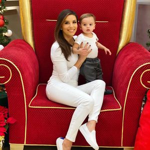 Voller Vorfreude: Eva Longoria tanzt mit Sohn vor Christbaum