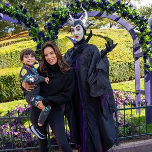 Spaßiger Trip: Eva Longoria posiert mit Sohn im Disneyland!