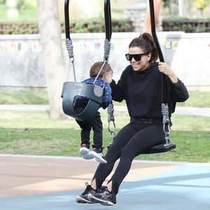 Mama-Sohn-Spaß: Hier schaukelt Eva Longoria mit Santiago (1)