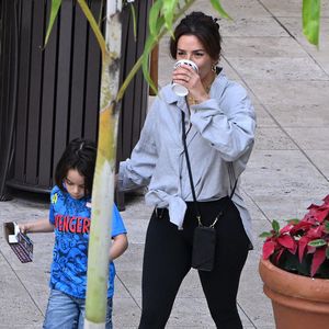 Ganz lässig: Eva Longoria und Sohn Santiago gehen bummeln!