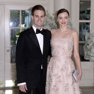 Hier stillt Miranda Kerr ihren kleinen Sohn!