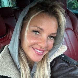 Tier in Not: Evelyn Burdecki bringt Frosch in die Tierklinik