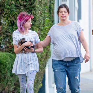 Riesen-Babybauch! Milla Jovovich im Schlabberlook unterwegs