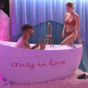 Es wird heiß auf "Love Island": Alessa will Fabi verführen!