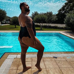 Sexy Badenixe: Faisal Kawusi zeigt seinen Po im Badeanzug!