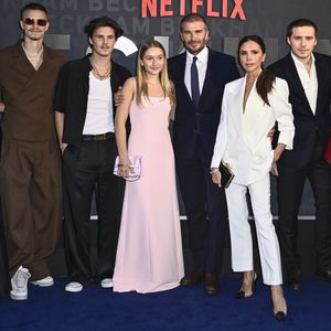 So süß gratulieren die Beckhams Victoria zum 50. Geburtstag!