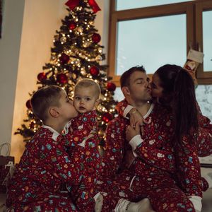 Partnerlook: Sarah Engels teilt Weihnachtsbild mit Familie