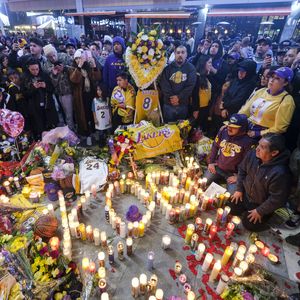 Abschied mit Blumenmeer: Tausende Fans gedenken Kobe Bryant