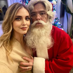 Hier fasst der Weihnachtsmann Chiara Ferragni an die Brust!