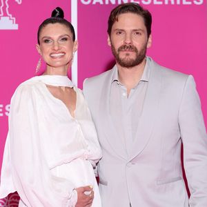 "Ergänzen uns": Daniel Brühl schwärmt von seiner Felicitas