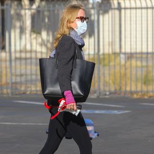 Voll vermummt: Felicity Huffman mit Mundschutz unterwegs!