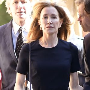 Lachnummer? Felicity Huffmans Haft Thema bei Emmy-Awards