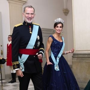 Spaniens Königspaar strahlt auf neuen offiziellen Porträts