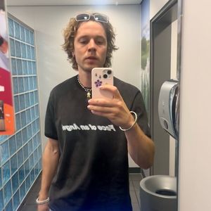 Felix Jaehn möchte Fans die Angst vor dem Misgendern nehmen