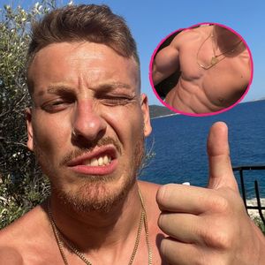 Comedian Felix Lobrecht präsentiert stolz sein Sixpack