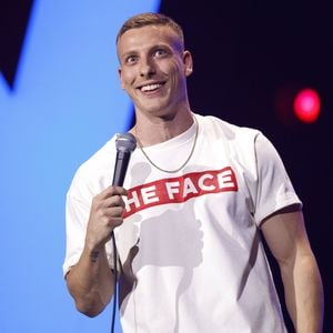 Ein US-Comedian lacht über Felix Lobrechts Sprachnachricht
