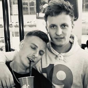 Podcast-Verlängerung: Tommi Schmitt teilt Throwback-Foto