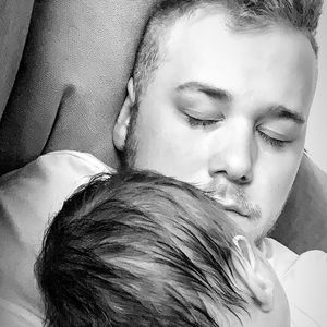 Glücklicher Papa: Felix van Deventers Noah schläft auf Brust