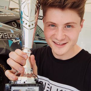 Firma schuldet YouTuber Felix von der Laden 100.000 Euro!