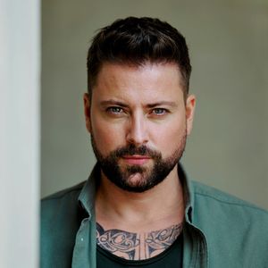Felix von Jascheroff lässt sich Organspende-Tattoo stechen